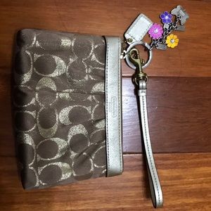 Coach wristlet without keychain